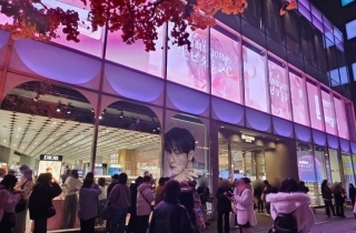 '뷔 얼굴' 하나로 국적이 바뀌었다…한국어만 들어가면 불티나게 팔려