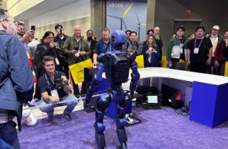 "반가워요" 로봇 손 인사에 구름인파 몰려