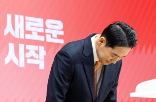 결국 고개는 숙였지만…끝내 절연하지 못했다