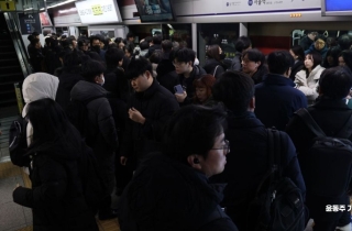 "1시간 일찍 나왔더니 타네요" 지하철역 몰린 서울 직장인들