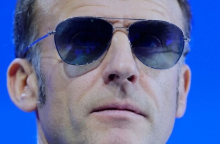 '주인공은 나야 나' 무대 오른 대통령…"센 척하시네" 조롱도 이어졌다 [World Photo]