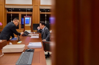 청와대 복귀 한달…멀어진 권위, 가까워진 국민