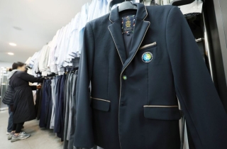 "입학·졸업 때만 입는데 30만원이라니요"