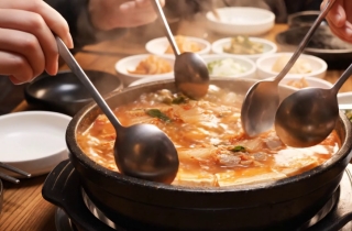 한냄비에 숟가락 줄줄이<BR> 다같이 떠먹는 찌개문화<BR> 韓 식습관 '이 암' 부른다 