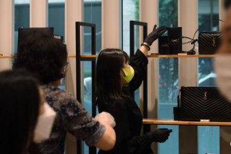 [경제범죄24時]경기 불황에도 '명품'은 호황…빈틈 노린 온앤오프 사기꾼들