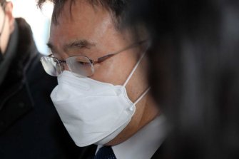 검찰, 김만배와 '금전 거래' 전 언론사 간부 3명 압수수색…"대가관계 살필 것"(종합)
