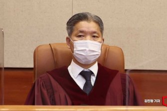 [속보]공수처, '골프접대 의혹' 이영진 헌법재판관 불기소