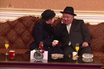 北 김정은 얼굴 '덥석'…'예뻐해 함께 다닌다'는 김주애가 후계자? 아들은?[양낙규의 Defence Club]