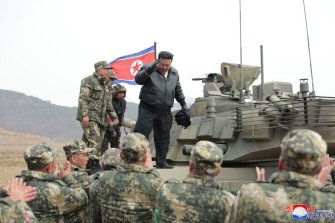 [양낙규의 Defence Club]북 신형전차 공개…러시아가 도왔나