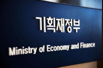 블룸버그 "한국, 20년 뒤면 정부부채가 GDP 규모 넘어서"