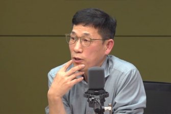 "이건 아니지"…진중권, 라디오 생방송 중 돌연 하차