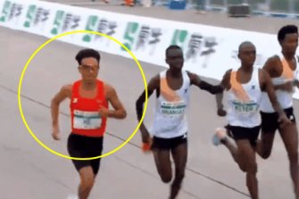 결승선 앞두고 왜 양보를…중국 마라톤서 개최국 1등 몰아주기 의혹