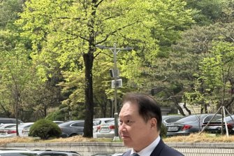 [포토]이혼 소송 변론 위해 법정 들어서는 최태원 회장