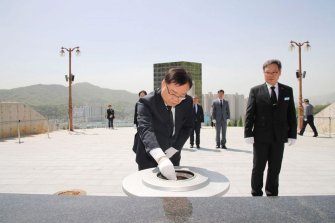 [동정] 홍남표 창원특례시장, 4·19혁명 기념일 3·15민주묘지 참배