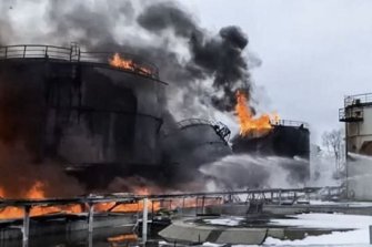 우크라, 러시아 유류창고 폭격… 대규모 화재 발생