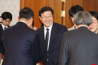 [포토] 위원들과 인사하는 노연홍 의료개혁특별위원장