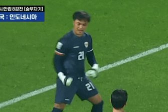 조롱 당한 한국 축구…인니 골피커, 승부차기 실축선수에 비매너 행동