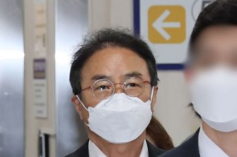 검찰, ‘강제추행 혐의’ 김명곤 전 장관에 징역 1년 구형