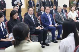 최태원 "가족간병에 관심을"…LG 구광모·두산 박정원 25억 후원(종합)