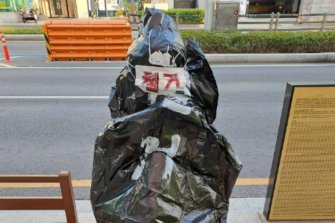 초밥·일본 맥주로 조롱 당한 부산 소녀상…경찰 대응 나서