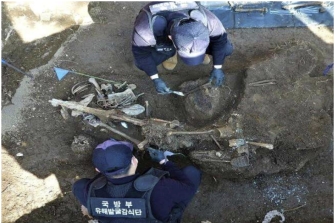 정전 10여일 앞두고 산화…故 박석호 일등중사 가족품으로