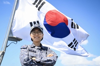 독도함 함장에 여군 대령 첫 임명