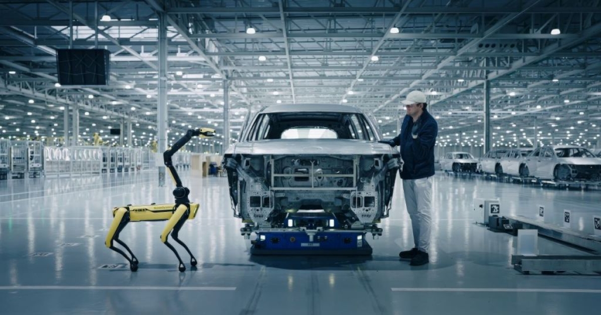 Hyundai Motor Robotaxis Pull Ahead of Waymo and Tesla [Weekend Money]