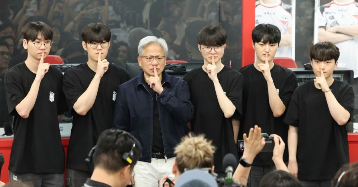 Jensen Huang与Faker在网吧摆出“嘘”手势……“韩国是电子竞技发源地”