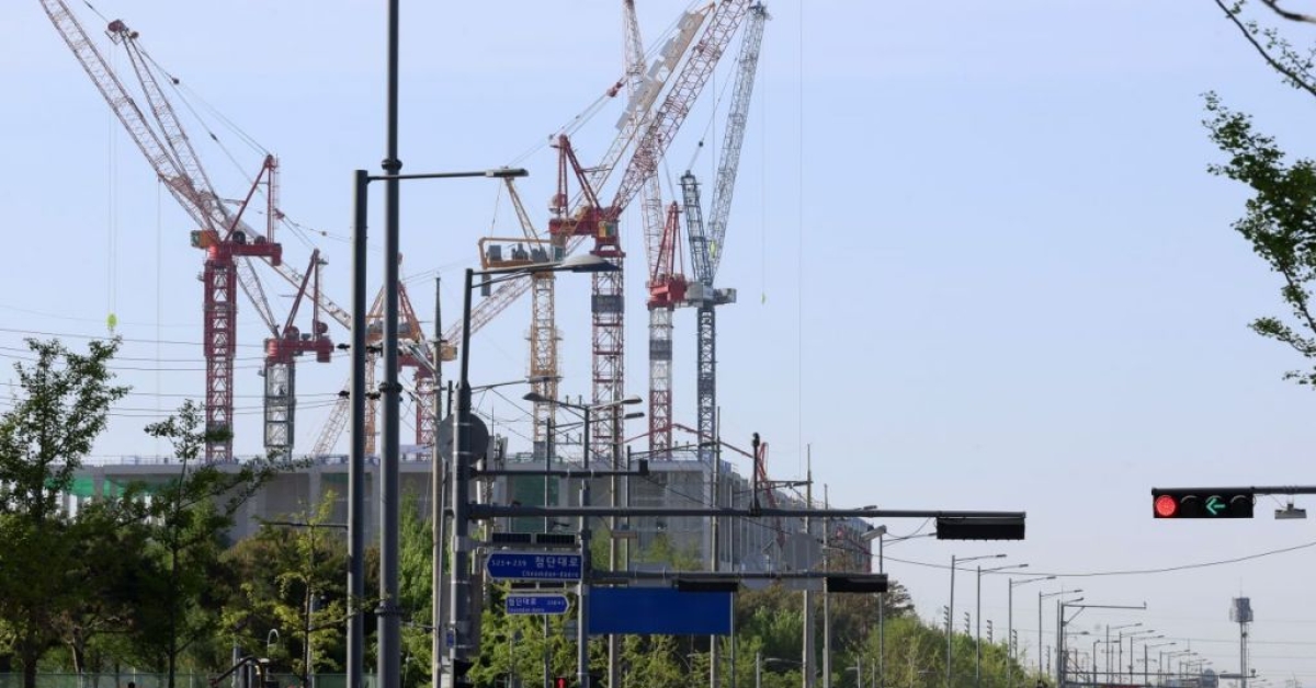 Both SK hynix and Samsung Halted... Crisis Hits Semiconductor Factories