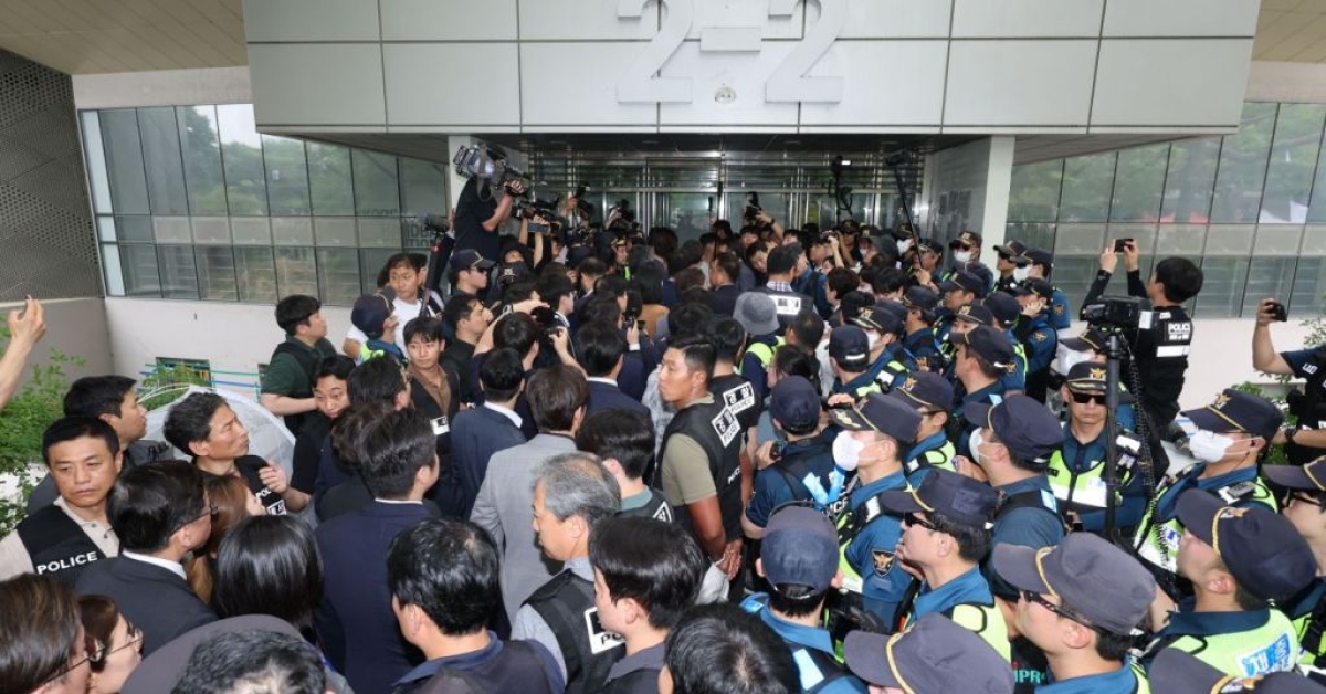国政调查特别委员会首次现场调查……与示威者对峙后进入蚕室计票所