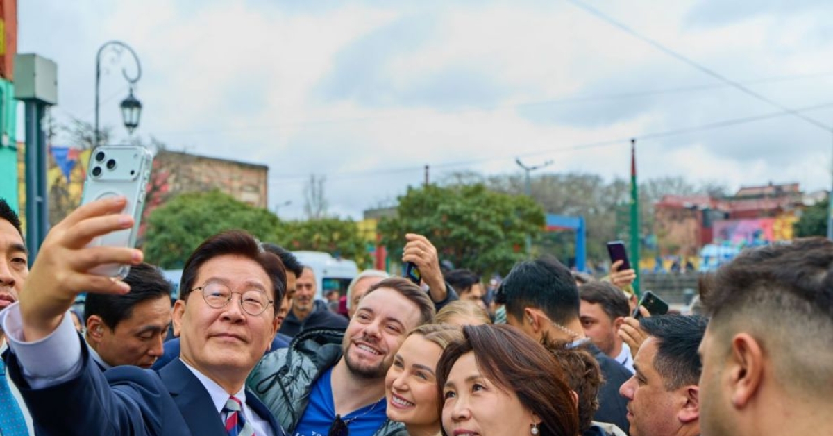 李在明夫妇到访布宜诺斯艾利斯博卡区与市民交流