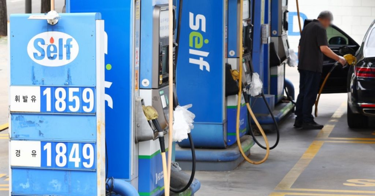 Nationwide Gas Station Fuel Prices Drop for 16 Straight Weeks... International Oil Prices Rise
