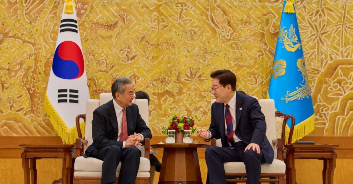 Lee Urges Strategic Dialogue on Korean Peninsula in Meeting with Wang; China Distances Itself from 'North Korean Denuclearization'
