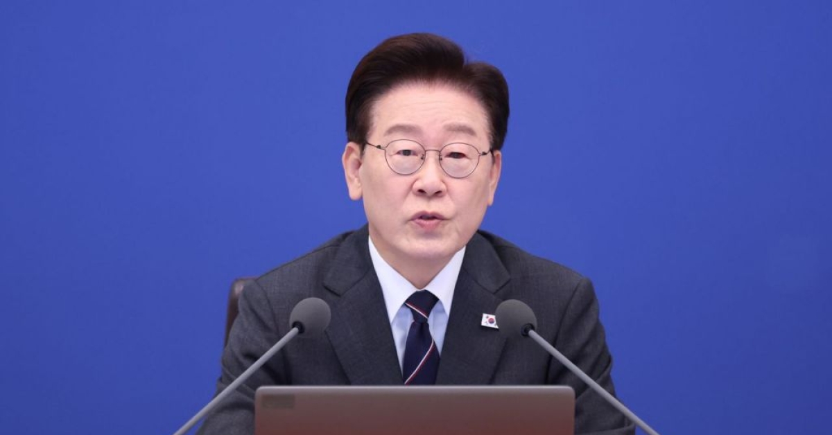 President Lee's Approval Rating Falls 2.2 Percentage Points to 35.2%
