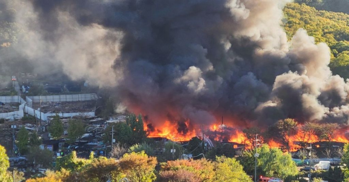 39 Residents Evacuated After Fire Breaks Out in Guryong Village; Firefighters Deploy Six Helicopters (Updated)