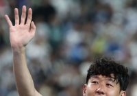 손흥민 뜨거운 눈물로 토트넘과 작별 "월드컵 집중할 수 있는 팀으로" 