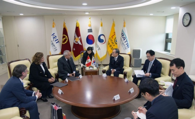 방사청장, 페루 의원단과 면담…방산협력 논의