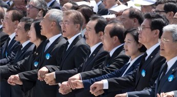 尹대통령, 5·18 '임을 위한 행진곡' 제창…보수 정부 첫 사례