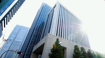 나이와 상관없이 일해야…임금삭감제 폐지에 정년 65세 연장, 신입도 임금인상한 日 최대은행 