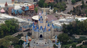 유명 놀이공원 리조트서 5명째 사망 미스터리