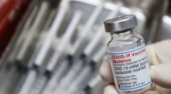 英, 오미크론 예방하는 코로나19 '2가 백신' 세계 최초 승인