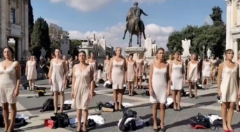 "부당하다"...'속옷 차림'으로 광장서 시위 벌인 伊 국영 항공사 승무원들 