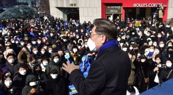 취약지역 도는 이재명…강남역·잠실새내 집중유세