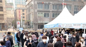 거리두기 완화했지만…고강도 사내방역 '유지'