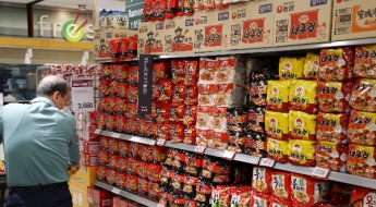 신라면의 왕좌 vs 불닭의 속도…라면 전쟁터 바뀌었다