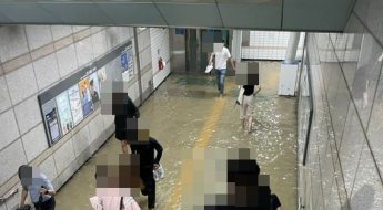 "물폭탄에 맨발로 전철 탑승"…K-직장인의 극한 출근길