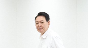 '尹 6촌 채용 논란' 대통령실 "역량 있어도 친척이라 배제하면 차별"