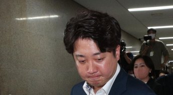 '전면전' 택한 이준석…尹비판·법적대응 준비 