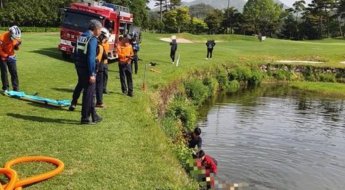 골프공 주우려다 연못에 빠져 숨진 여성 골퍼...경찰, 캐디도 입건