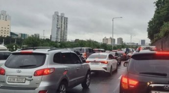 수도권 도로 80여곳 끊겼다…'기록적 폭우'에 출근길 대란 우려